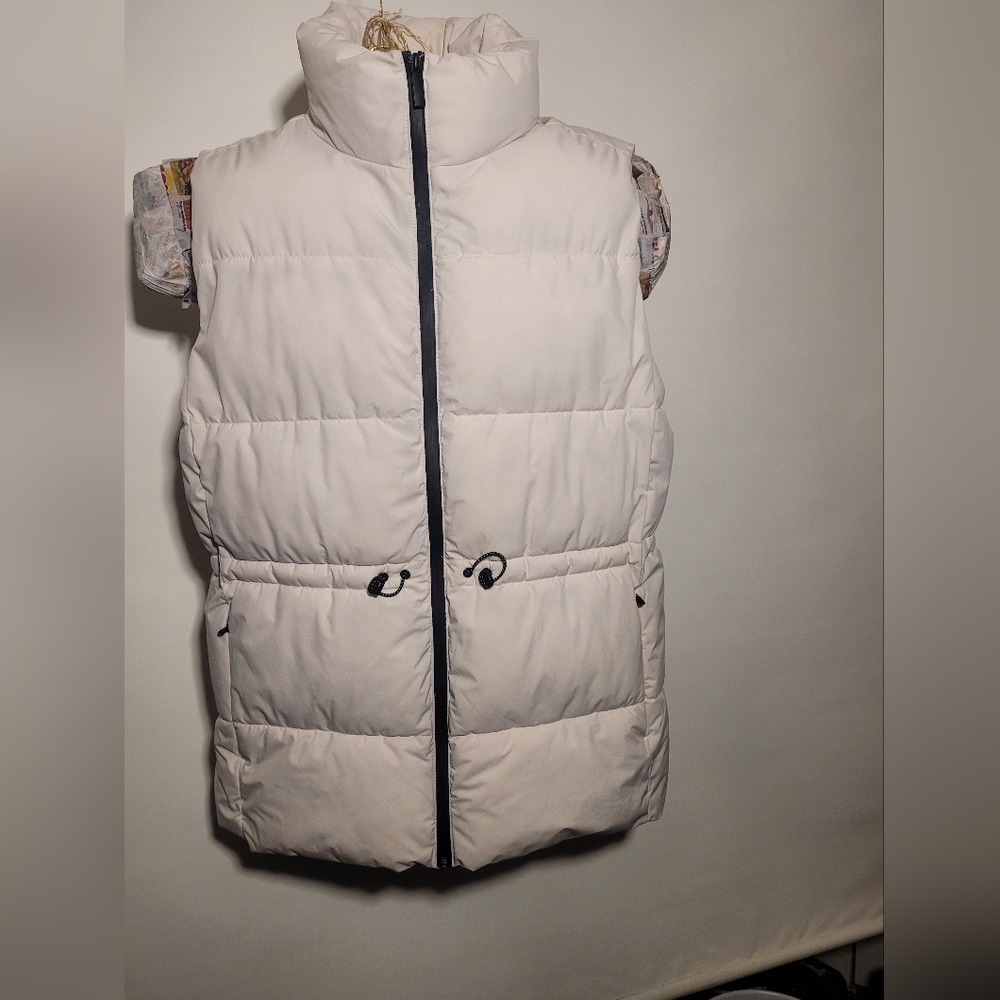 Calvin Klein women’s quilted vest in size Medium. Lightweight, warm, and perfect